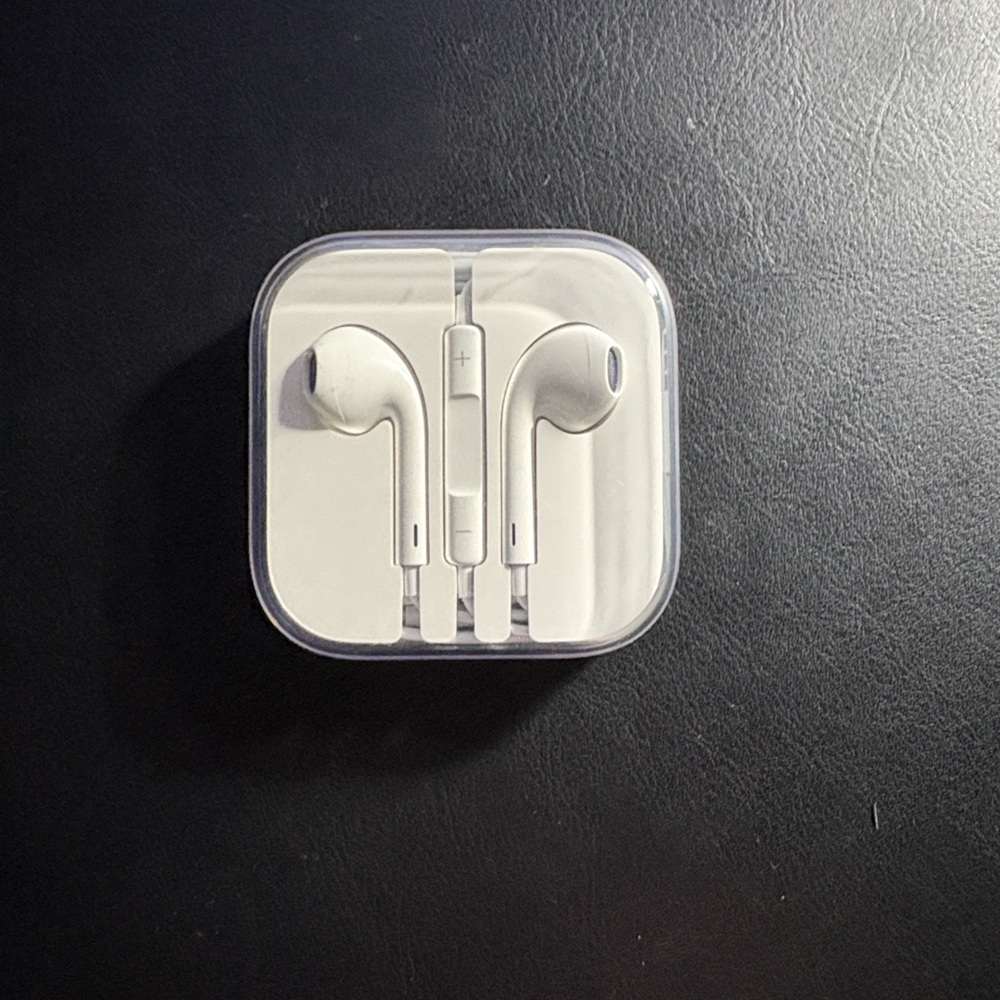 Apple EarPods with 3.5 mm plug wired